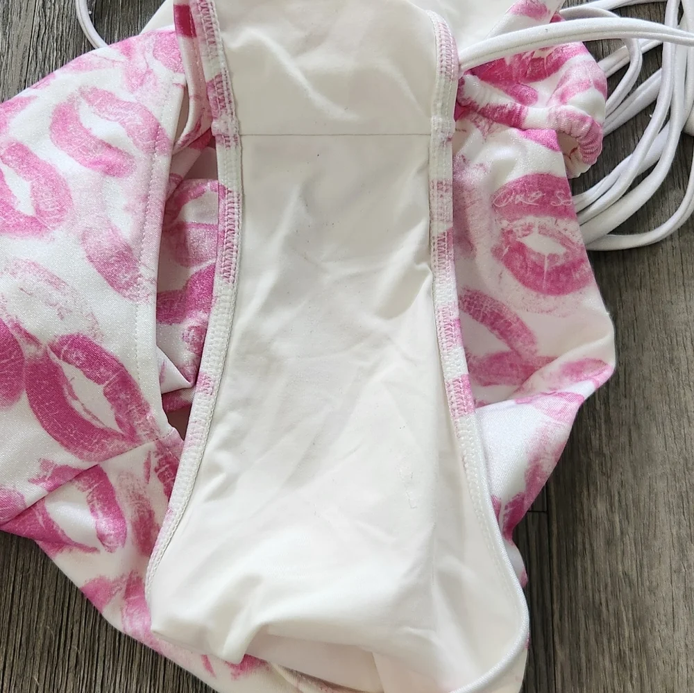 New!Frankies Bikini x Sydeney Sweeney Gemma‎ Kiss Print One Piece Swimsuit